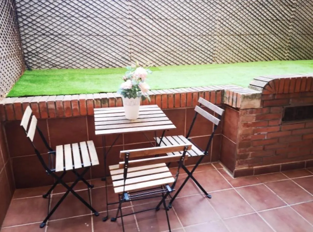 Find Calm At This Cozy City Sanctuary With Terrace Barcelona Apartamento