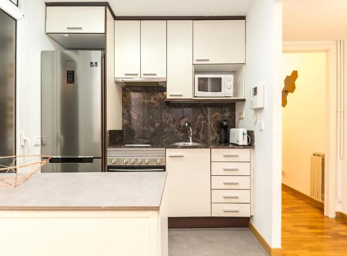 Apartamento Find Calm At This Cozy City Sanctuary With Terrace Barcelona