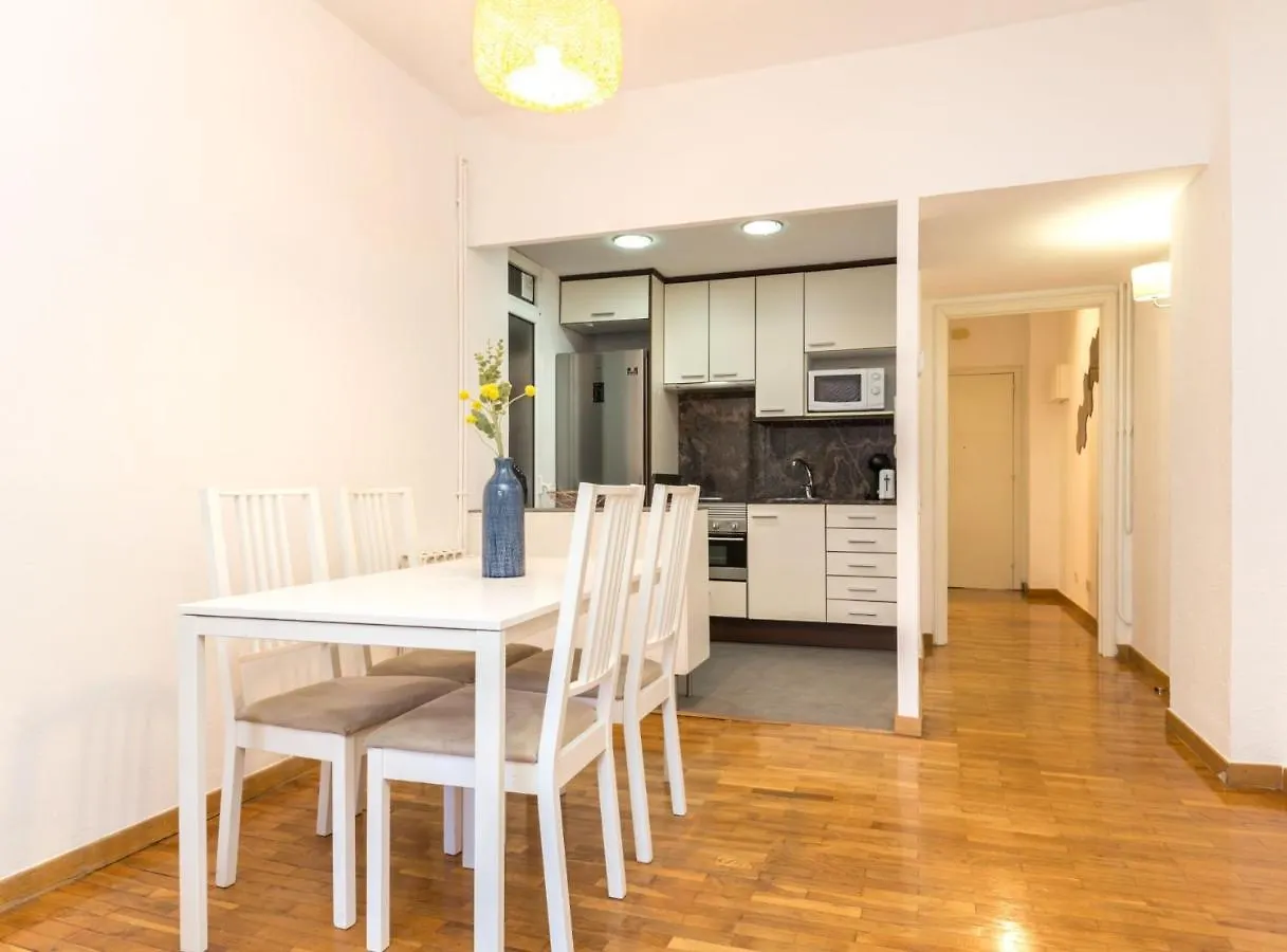 Find Calm At This Cozy City Sanctuary With Terrace Barcelona Apartamento