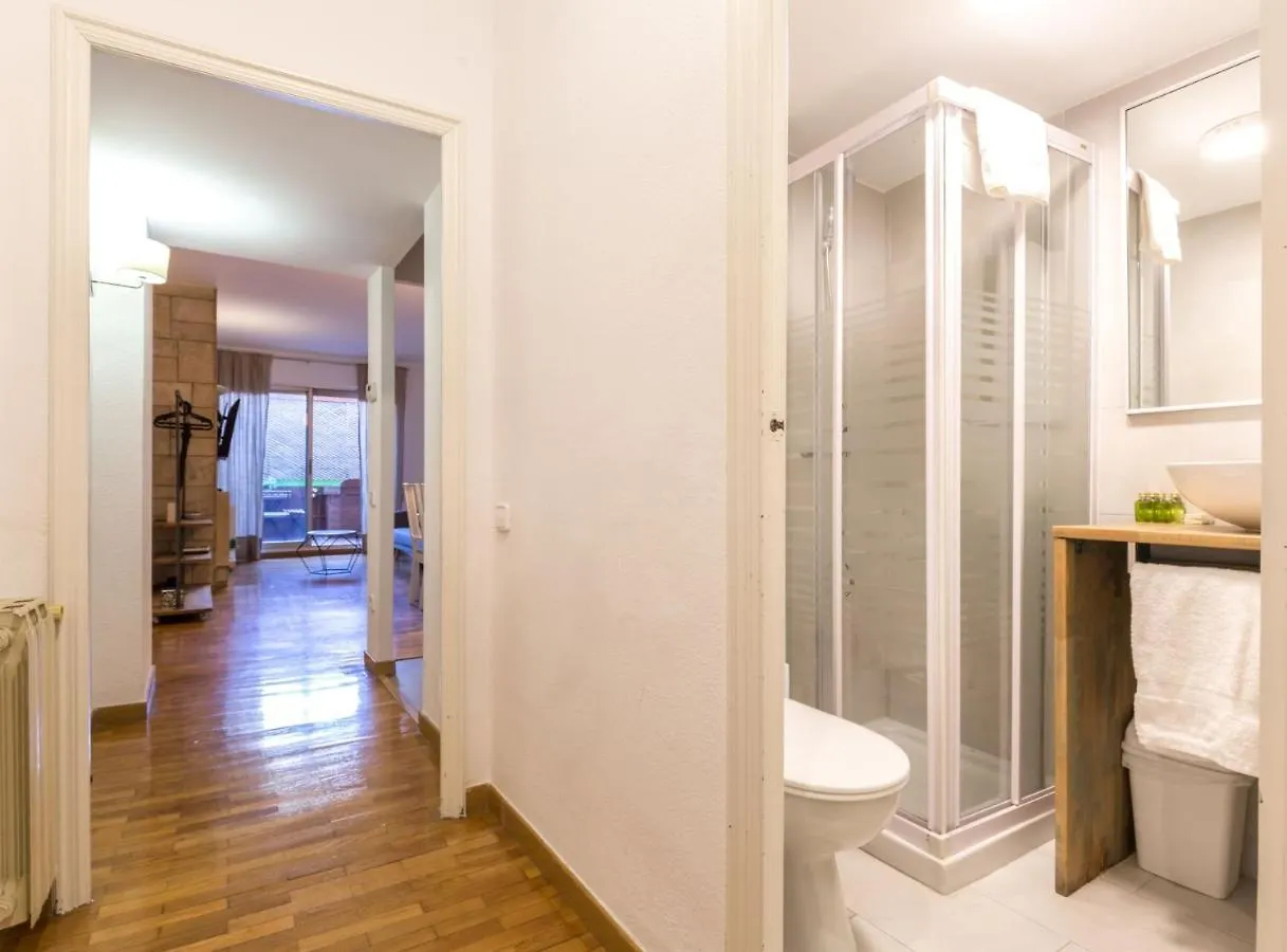 Find Calm At This Cozy City Sanctuary With Terrace Barcelona Apartamento