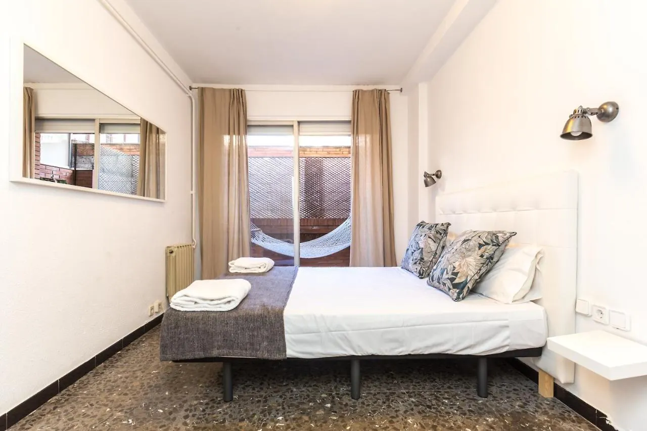 Find Calm At This Cozy City Sanctuary With Terrace Barcelona Apartamento