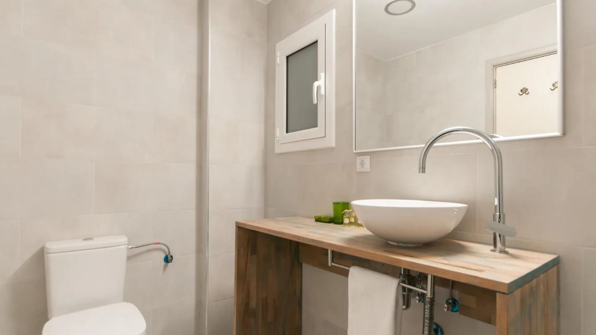 Find Calm At This Cozy City Sanctuary With Terrace Barcelona Apartamento
