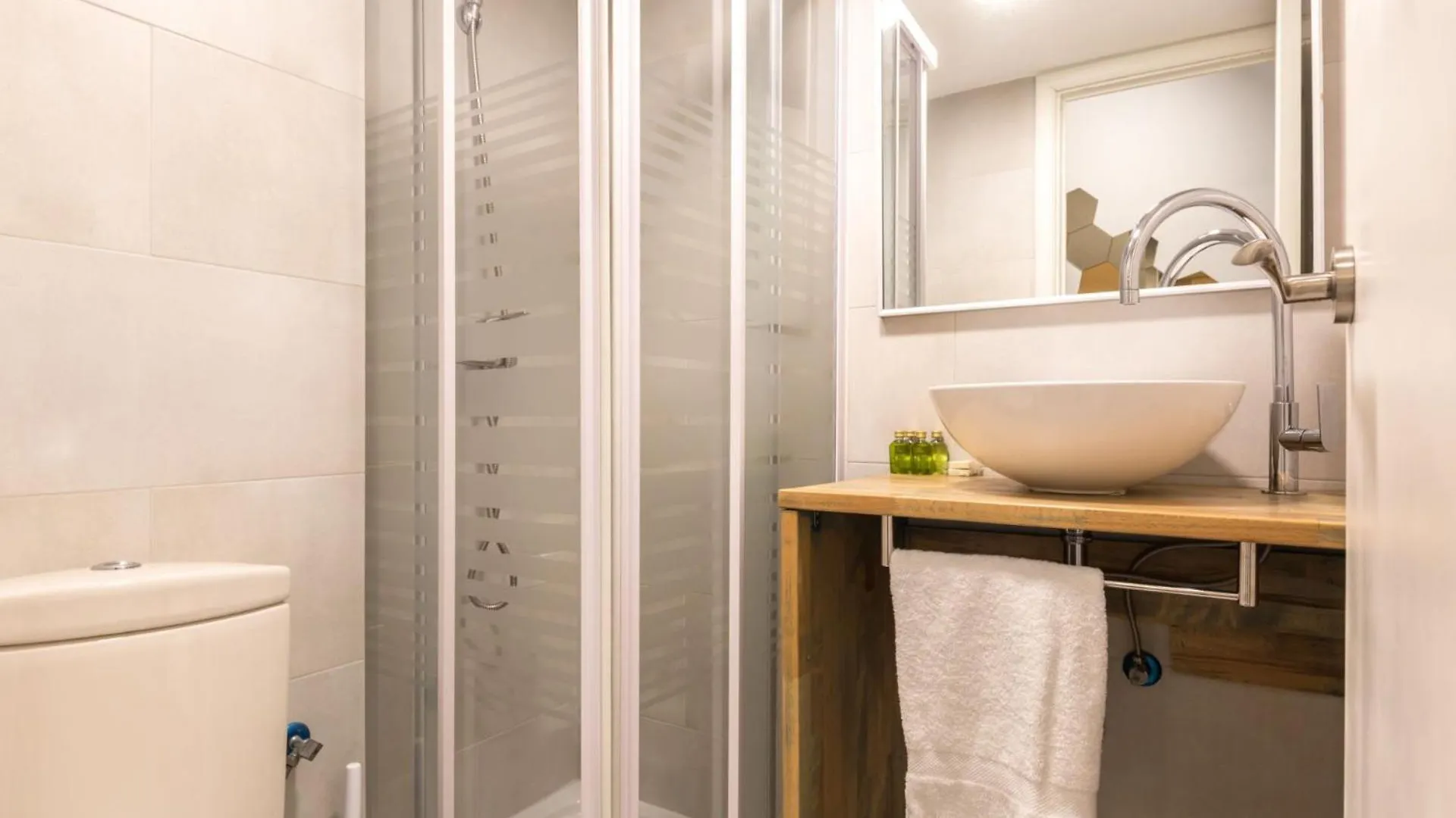 Find Calm At This Cozy City Sanctuary With Terrace Barcelona 0*,  España